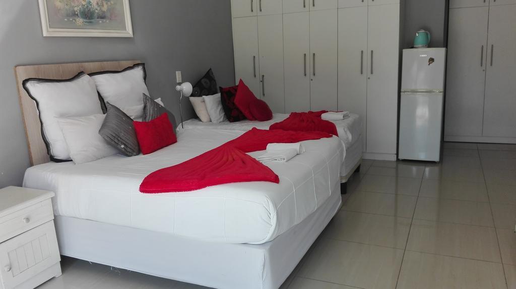 Thembisi Guesthouse Newcastle Exterior photo