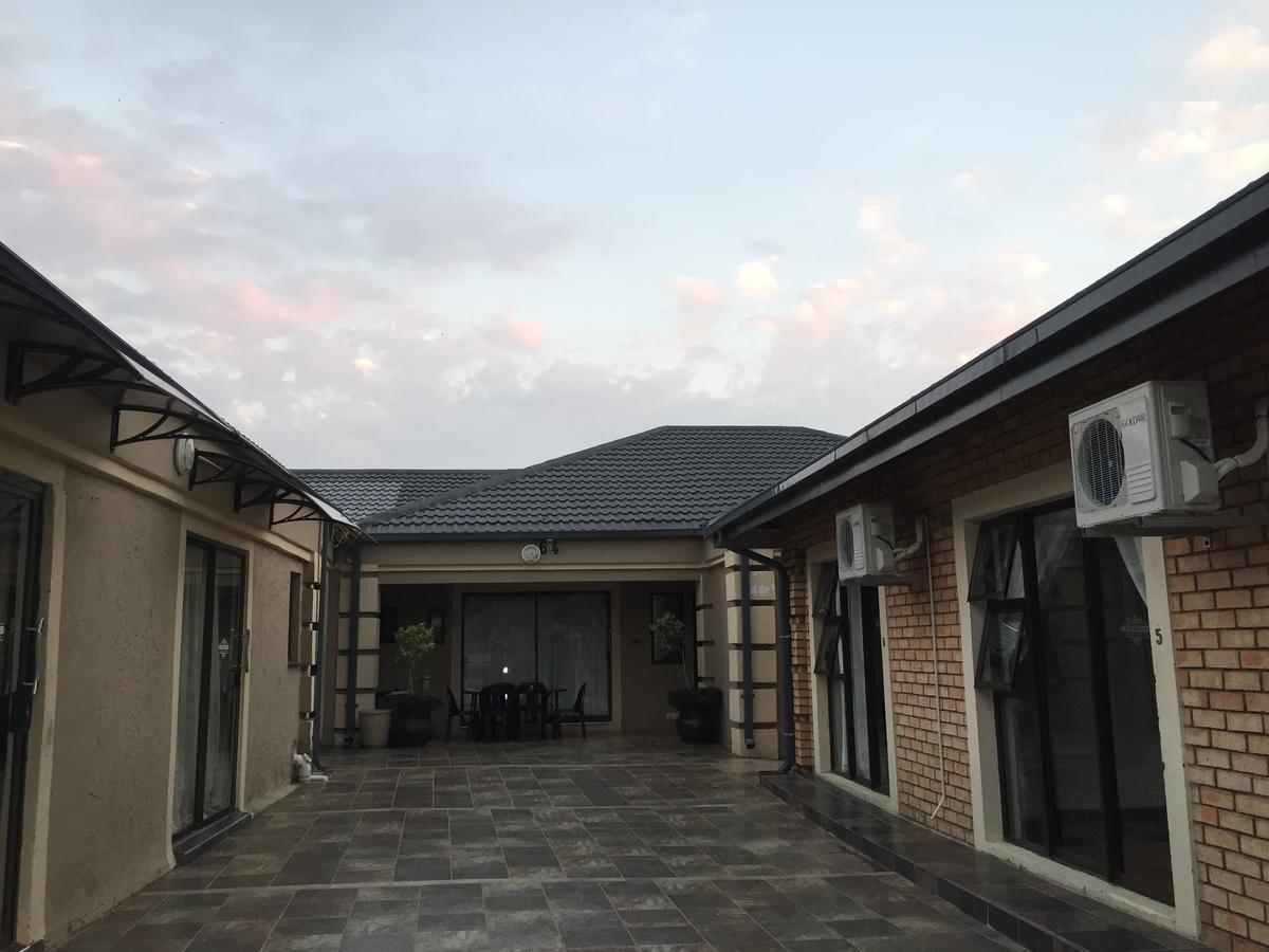 Thembisi Guesthouse Newcastle Exterior photo